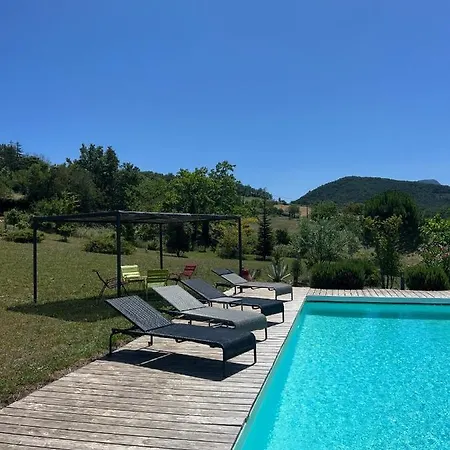 Crest, Avec Terrasse Et Piscine.